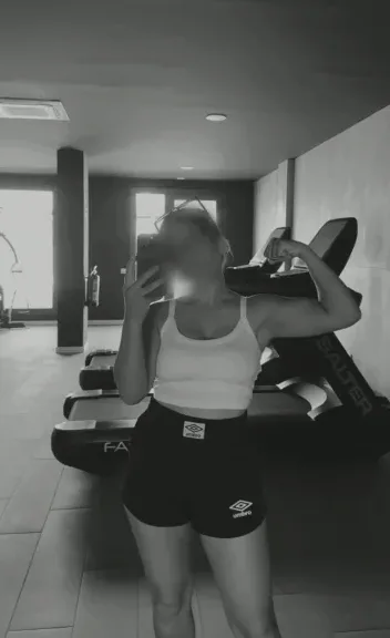 Sandra, 25